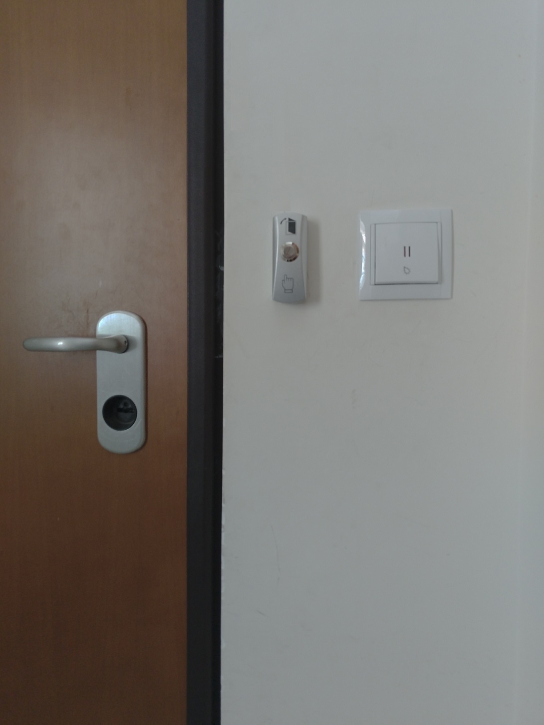 exit button αυτόματου κλειδώματος πόρτας