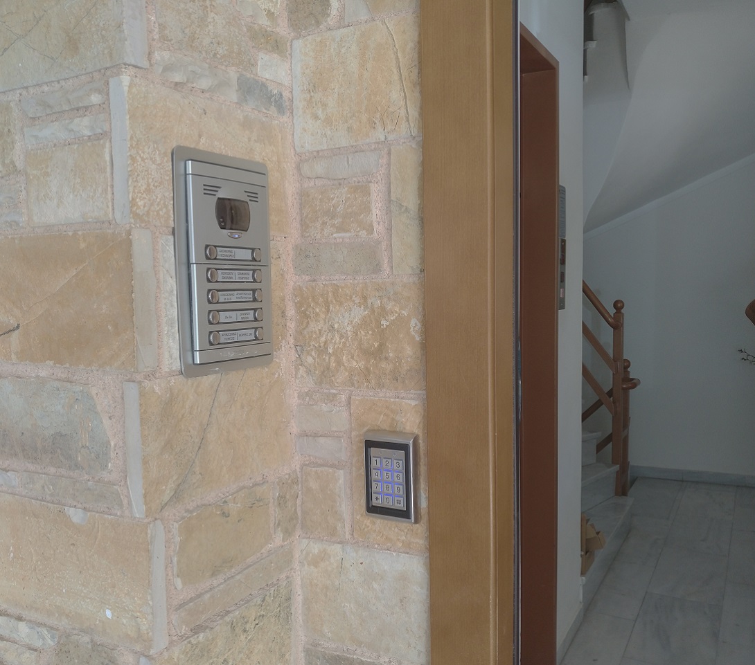 αυτόματο κλείδωμα πόρτας εισόδου πολυκατοικίας