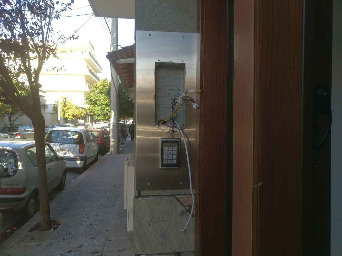 μπουτονιέρα θυροτηλεόρασης